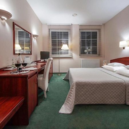 Hotel Sara Koło Kültér fotó