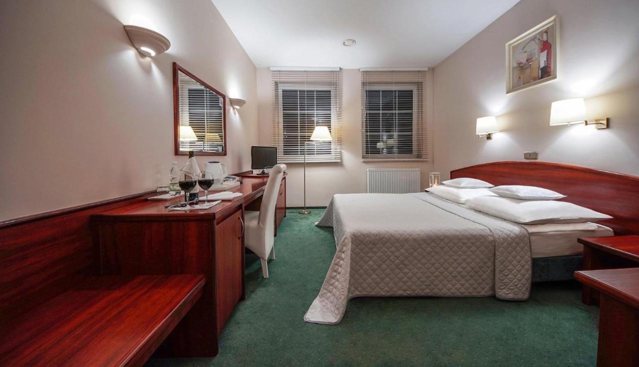Hotel Sara Koło Kültér fotó
